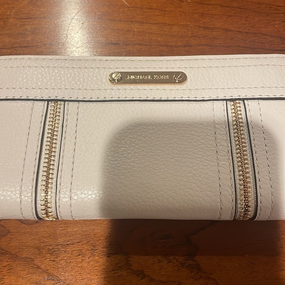Brand New Michael Kors Cream Color Wallet- Zipper Closure - Picture 2 of 5